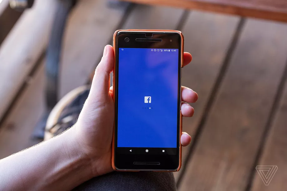 Facebook යලි බිඳ වැටේ